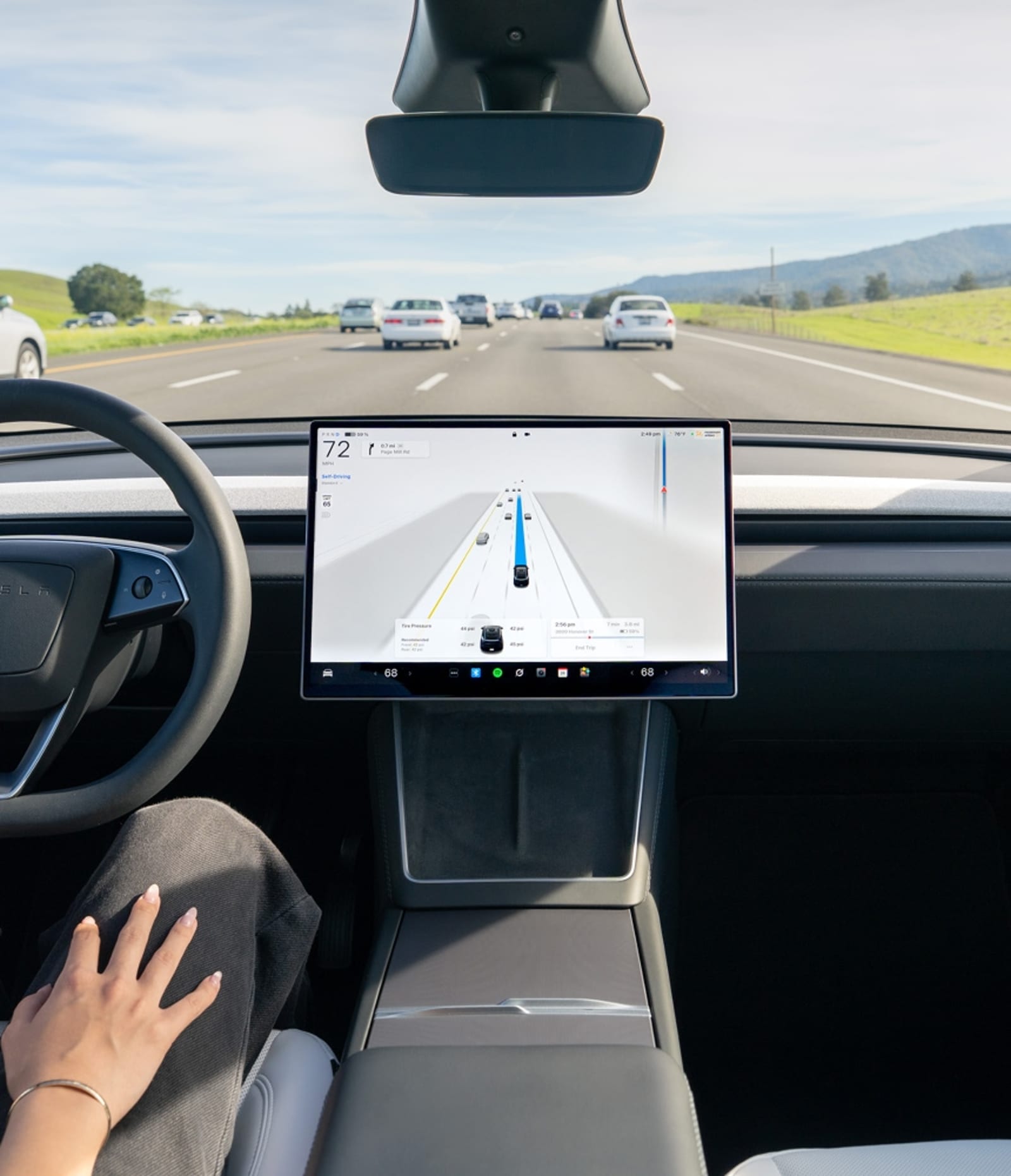 Widok przez szybę czołową Tesli z kamerami systemu wspomagania